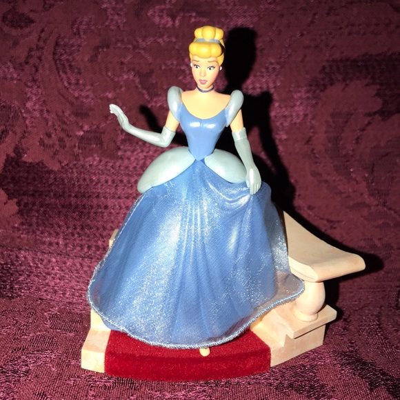 🎄🎅SALE-Hallmark 2007 Ornament Disney CINDERELLA, "THE GLASS SLIPPER" on Stairs - Picture 6 of 6
